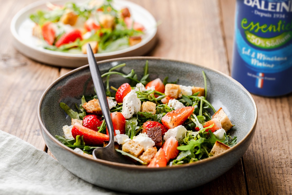 Salade de roquette, fraise et fromage frais de chèvre