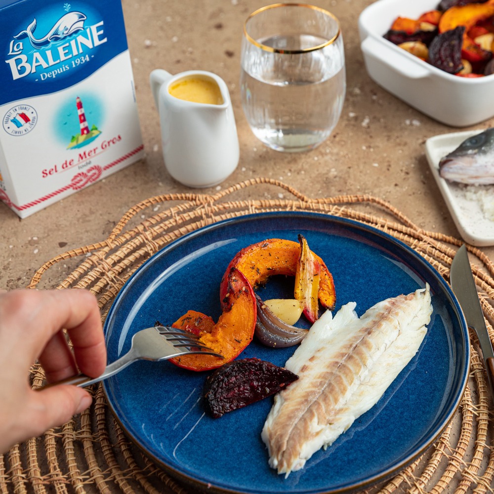 Bar en croûte de sel, légumes d’hiver rôtis et sauce au beurre