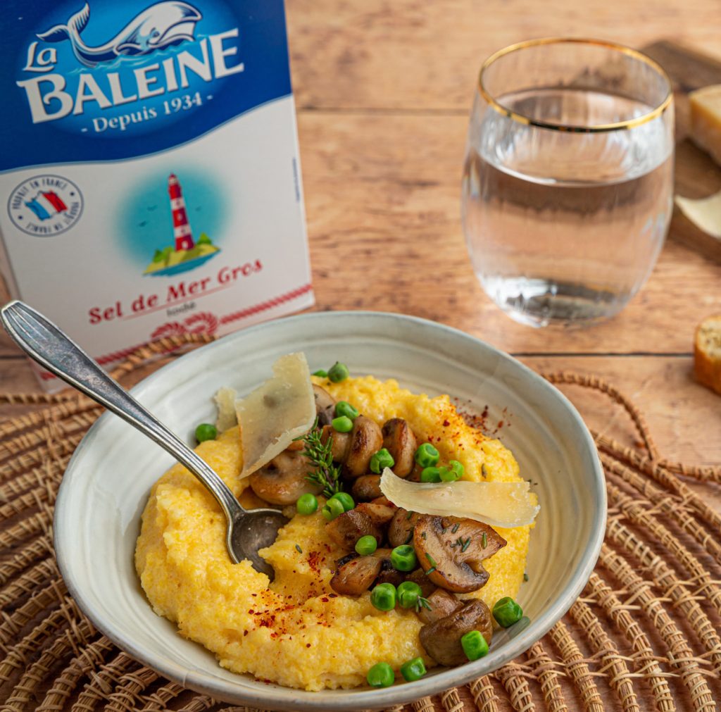 Polenta crémeuse au parmesan, champignons, petits pois