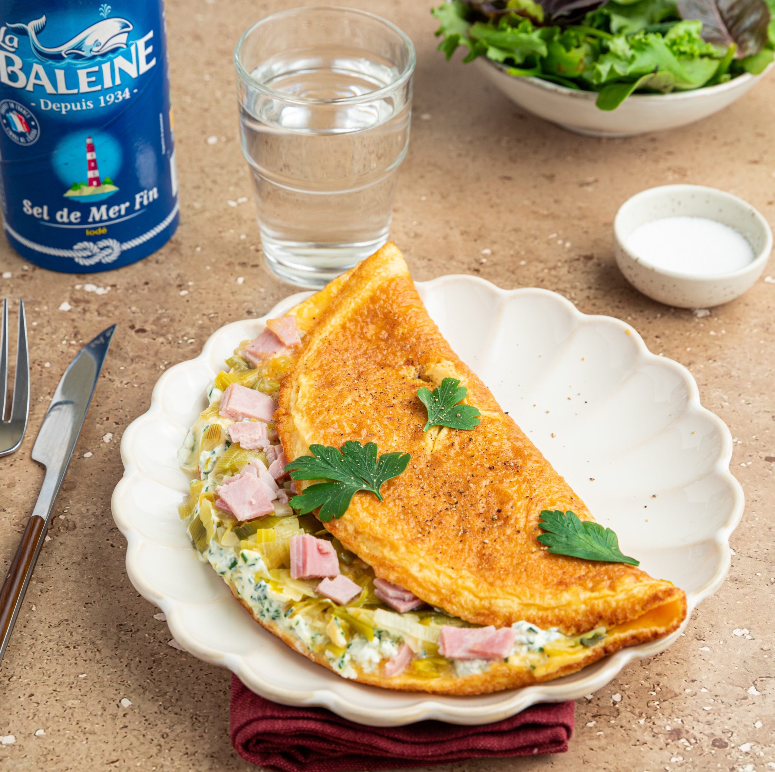 Omelette garnie au jambon, fromage frais et poireau