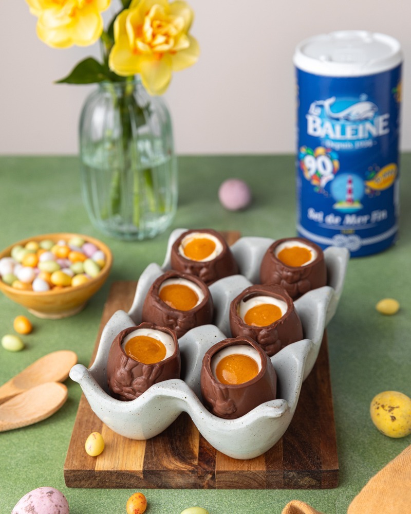 OEUFS DE PÂQUES GARNIS D’UNE GANACHE MONTÉE AU CHOCOLAT BLANC ET D’UN CONFIT DE PASSION