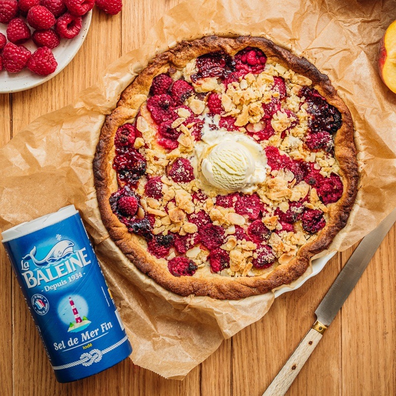 Tarte Crumble Pêches jaunes, Framboises et pistaches