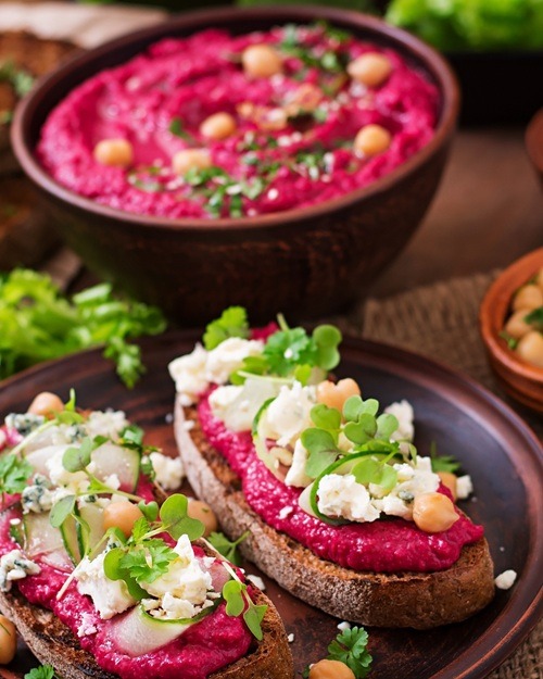 Tartines de Houmous à la Betterave et au Fromage Frais